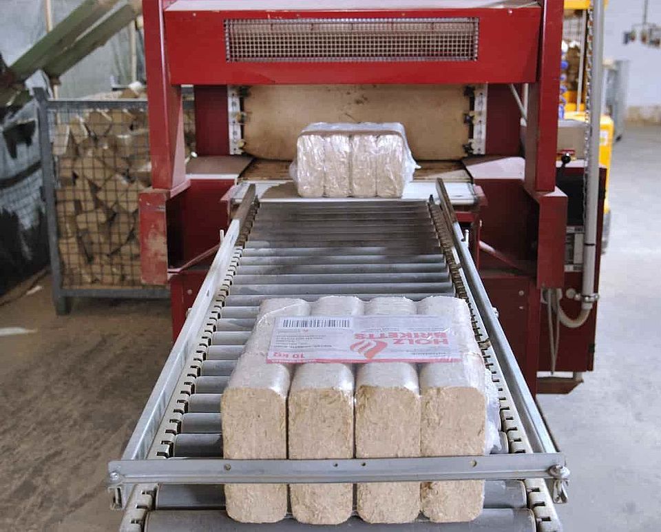 Packaging station: A 10 kg bundle is created from 12 briquettes each. 