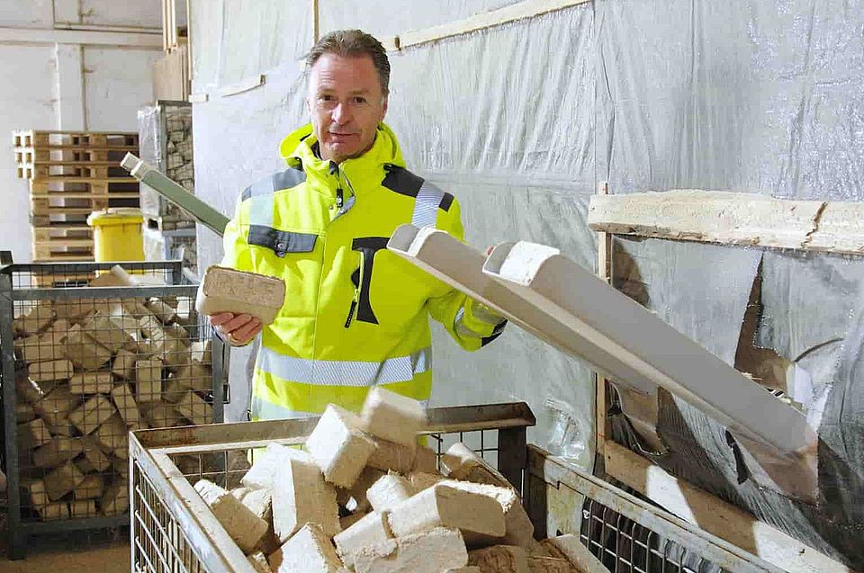 Heribert Füngeling: The entrepreneur processes discarded wooden pallets into wood briquettes, which are particularly popular as a CO2 neutral fuel for fireplace owners. 