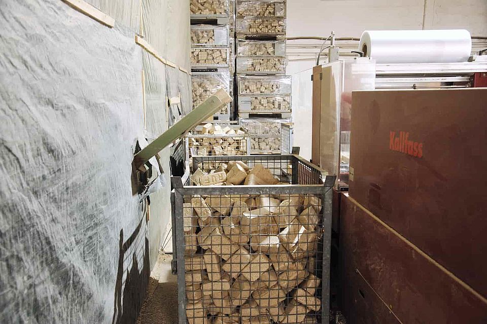 The briquettes are transported in pallet cages via two outlet rails per press and then packed. 